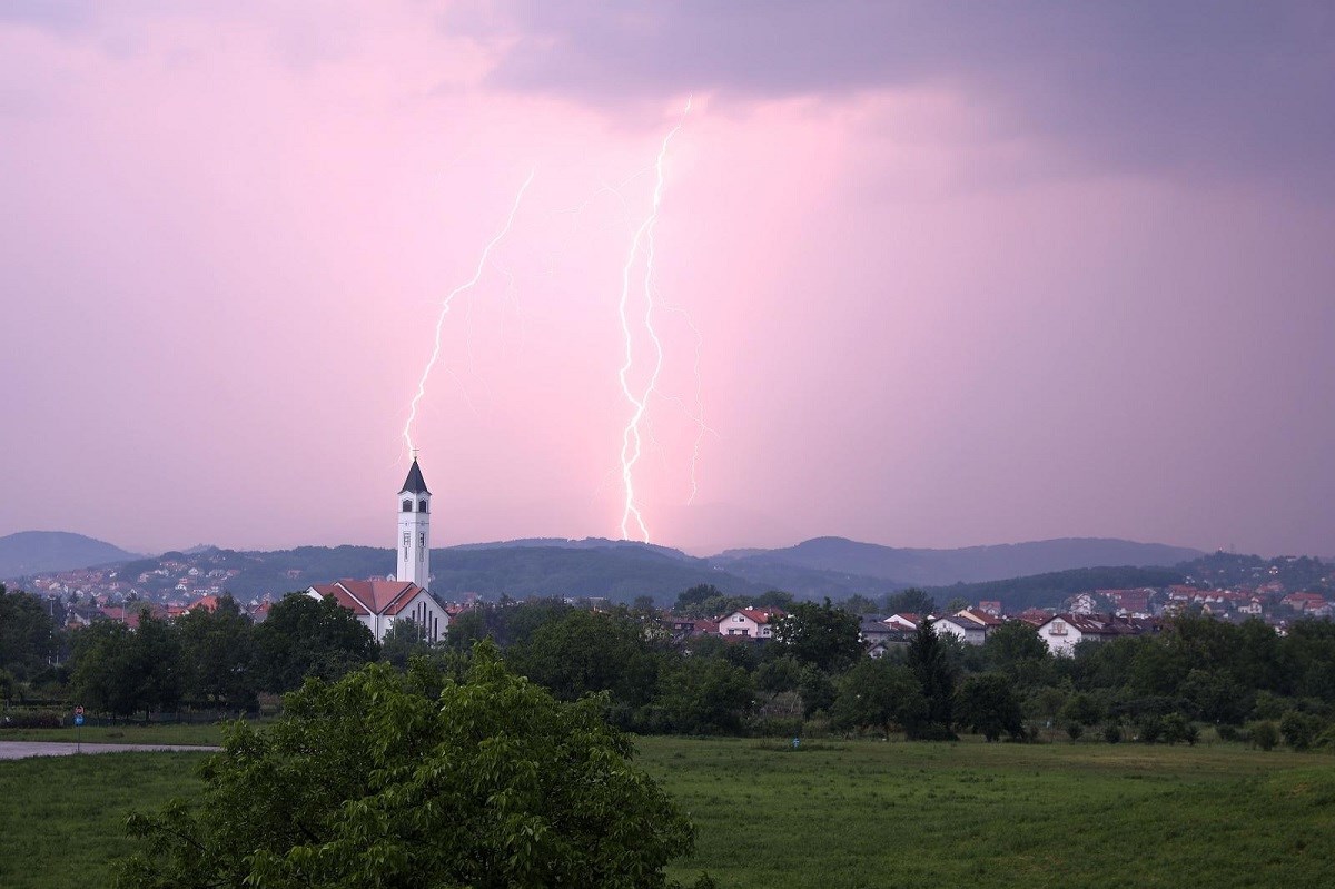 Upaljen alarm: Očekuje se grmljavinsko nevrijeme u cijeloj zemlji, evo gdje će biti najgore