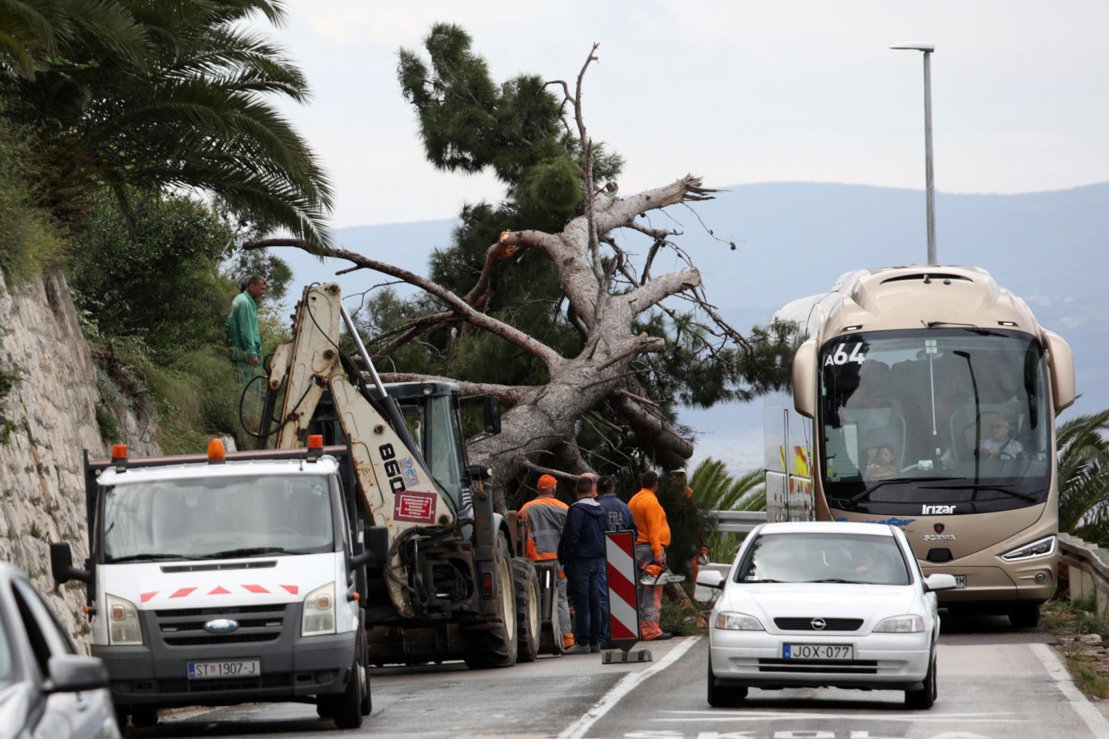 Zbog olujnog vjetra na nekim cestama zabranjen promet autobusima i motorima