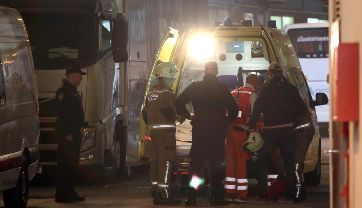 Video s tribine: Kolege su nosili vatrogasca nakon udara navijača, Poljud zviždi