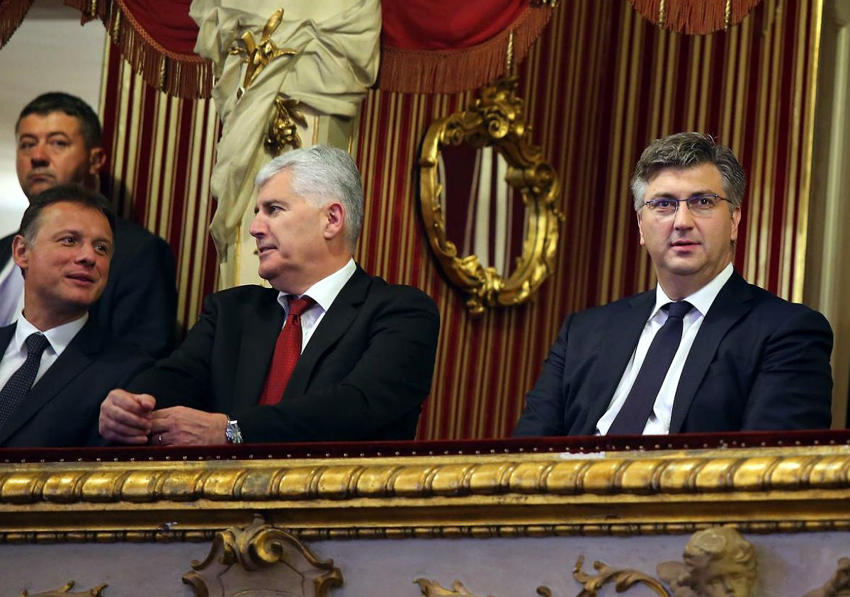 Državni vrh slavi pet godina u EU, Njonjo ima recept za zaustavljanje iseljavanja