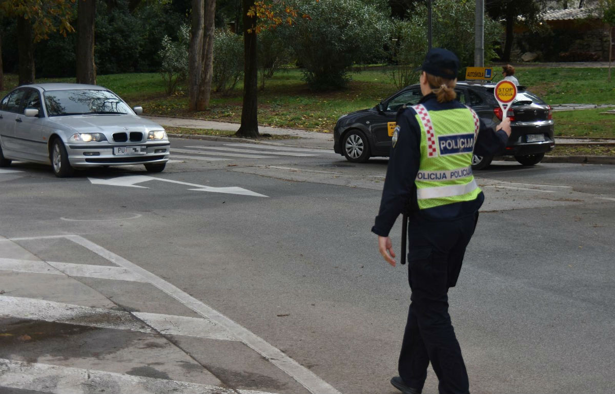 Puljanin na auto stavio dvije ukradene tablice. Različite