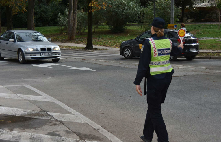 Puljanin na auto stavio dvije ukradene tablice. Različite