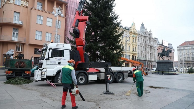 Zagreb je spreman za Advent: Donirani 20-metarski bor postavljen na Trg