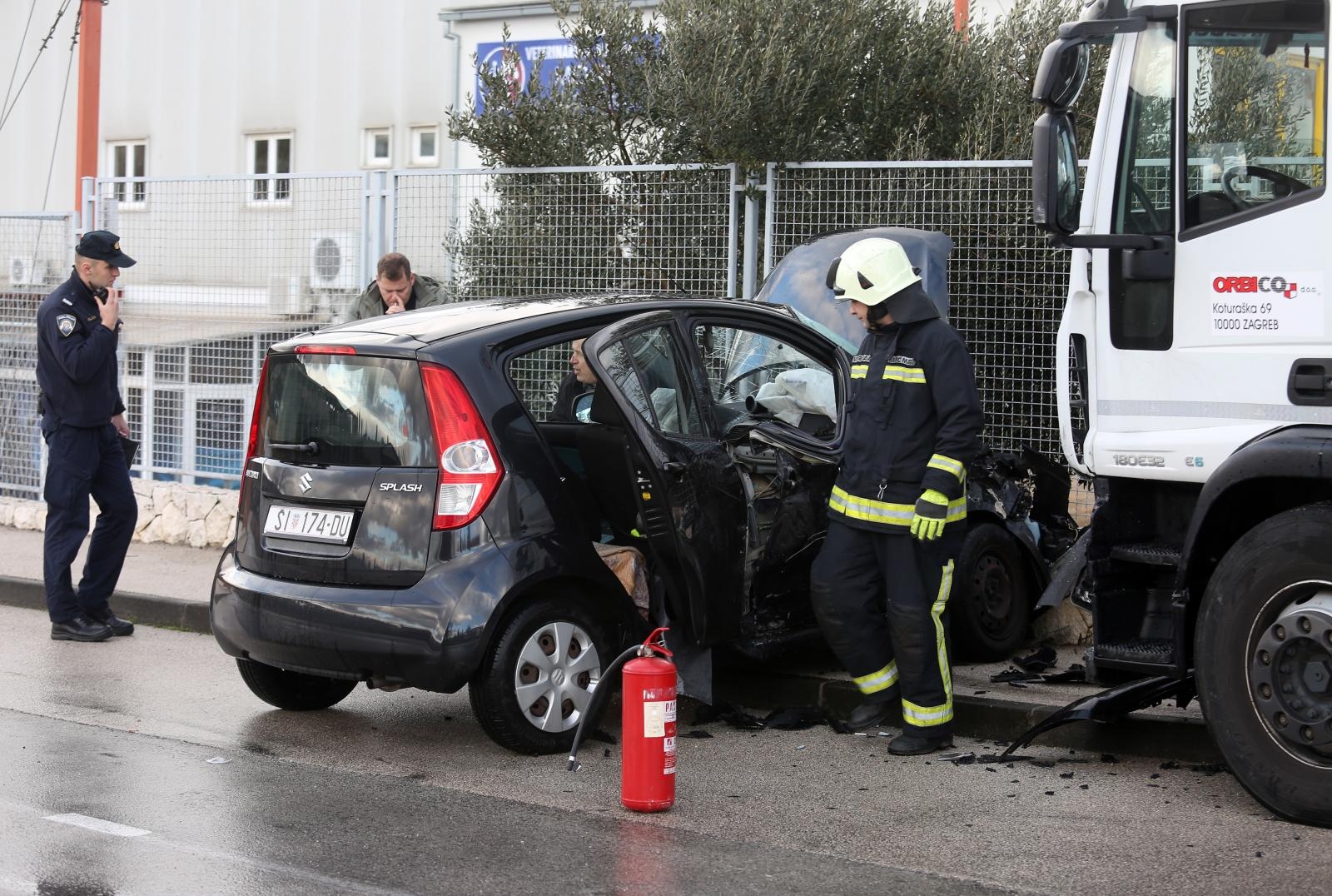 Sudar auta i kamiona u Šibeniku, teško ozlijeđena žena