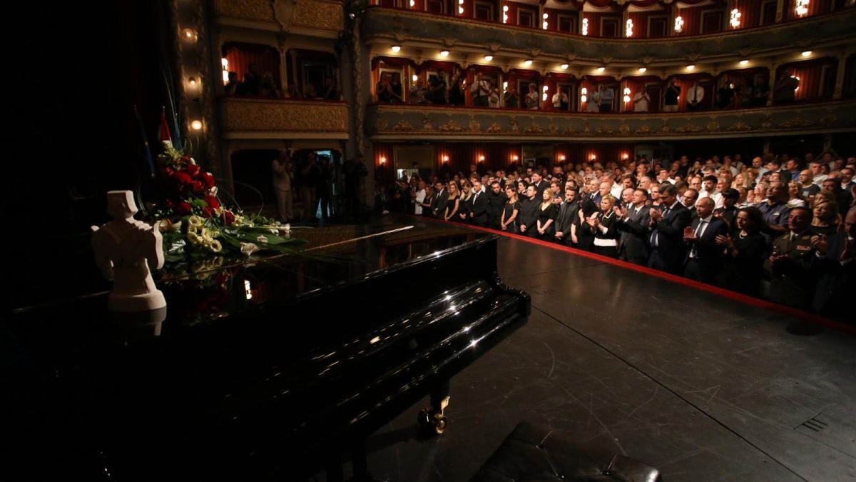 VIDEO Cijeli HNK minutama je pljeskao Oliveru, a onda je krenula Vjeruj u ljubav