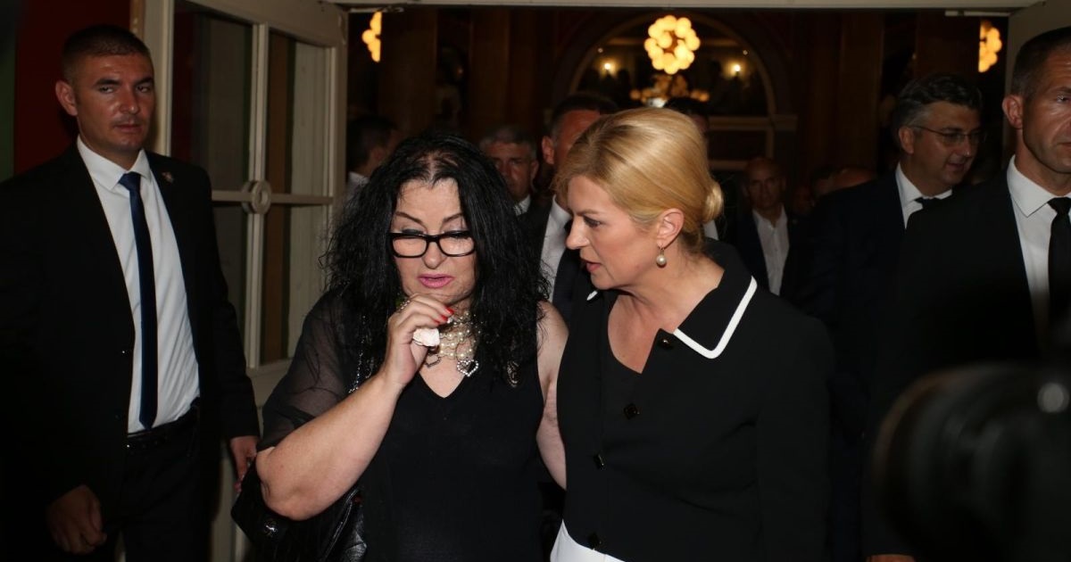Kolinda tješila uplakanu Vesnu Dragojević