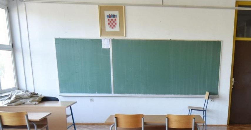 Hrvatski grb pao iz okvira i otkrio druga Tita iznad školske ploče