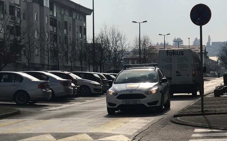 Policajac u Karlovcu ostavio auto nasred ceste. Evo što o tome kaže policija