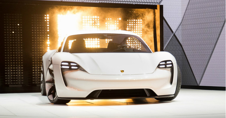 Sve je više Teslinih vlasnika koji razmišljaju o Porscheu