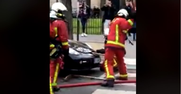 Vatrogasci pokušali ugasiti Porsche u plamenu, jako su se iznenadili