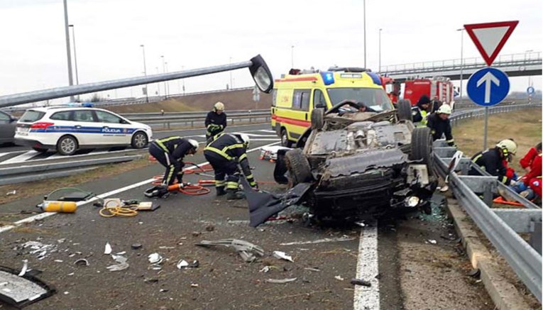 Strašna nesreća kod Osijeka: Vozača izvlačili vatrogasci