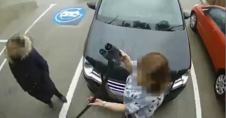 Pogledajte kako se vozačica Volkswagena osramotila kad je htjela napumpati gume