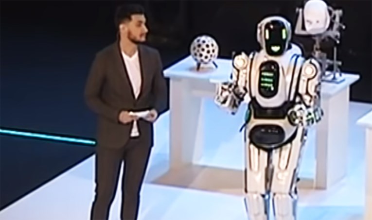 Ruska državna televizija predstavila robota. Ispalo da je to čovjek u kostimu