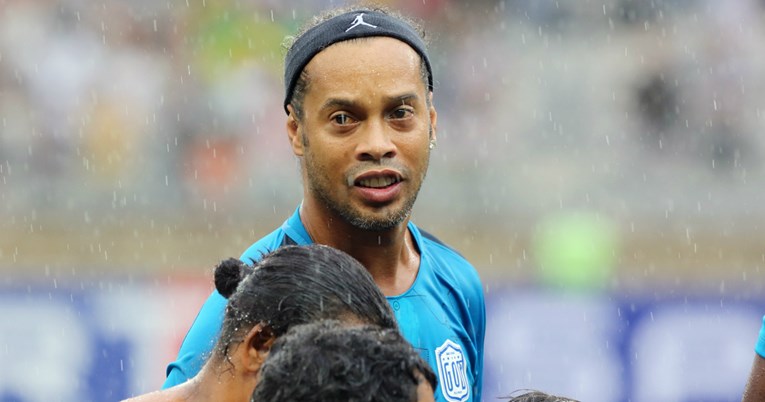 Ronaldinho predvodi Zeleni marš. Uz njega su i brojne nogometne veličine