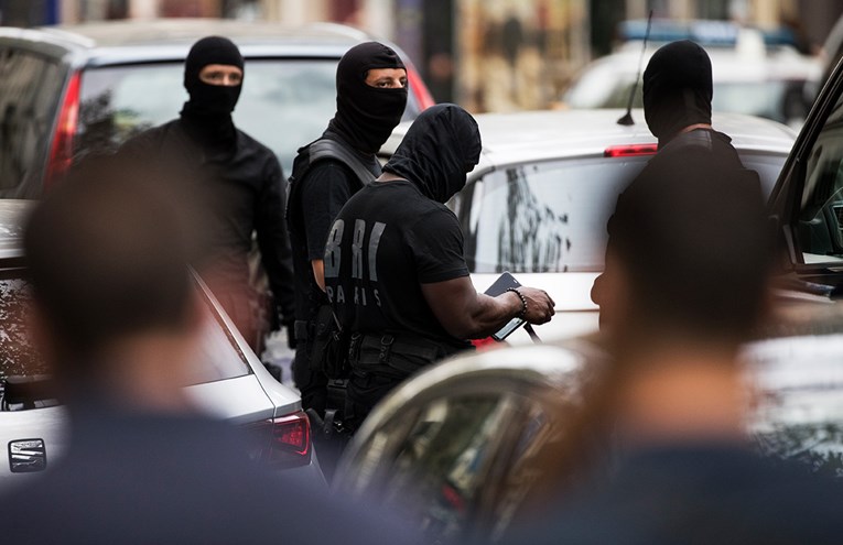 Napad u Parizu: Napadač vikao Alahu akbar, ubio jednu osobu, dvije ranio