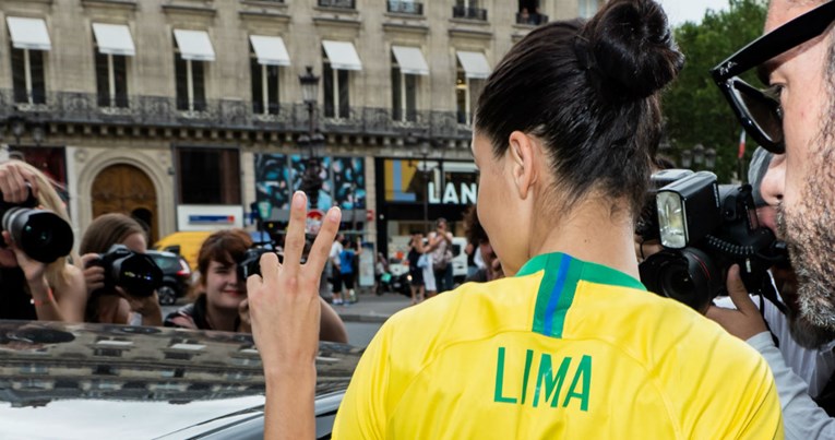 Adriana Lima na modnu reviju stigla nenašminkana i u dresu brazilske reprezentacije