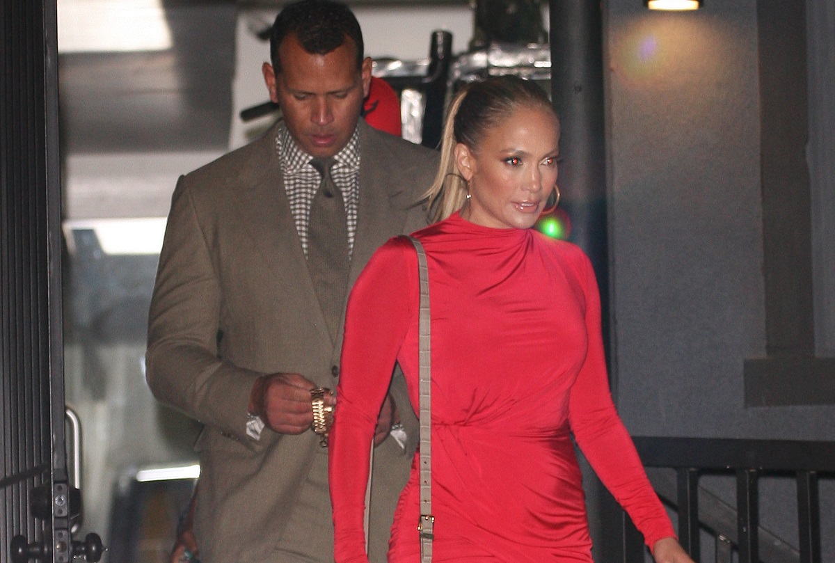 Jennifer Lopez pokazala seksi figuru u savršenoj crvenoj haljinici za spoj
