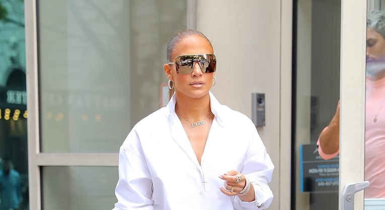 Jennifer Lopez New Yorkom prošetala bez hlača, ali u vrtoglavo visokim čizmama