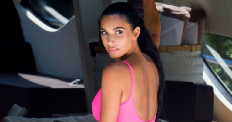 Kim Kardashian uvukla se u najuži kombinezon i pokazala raskošne obline