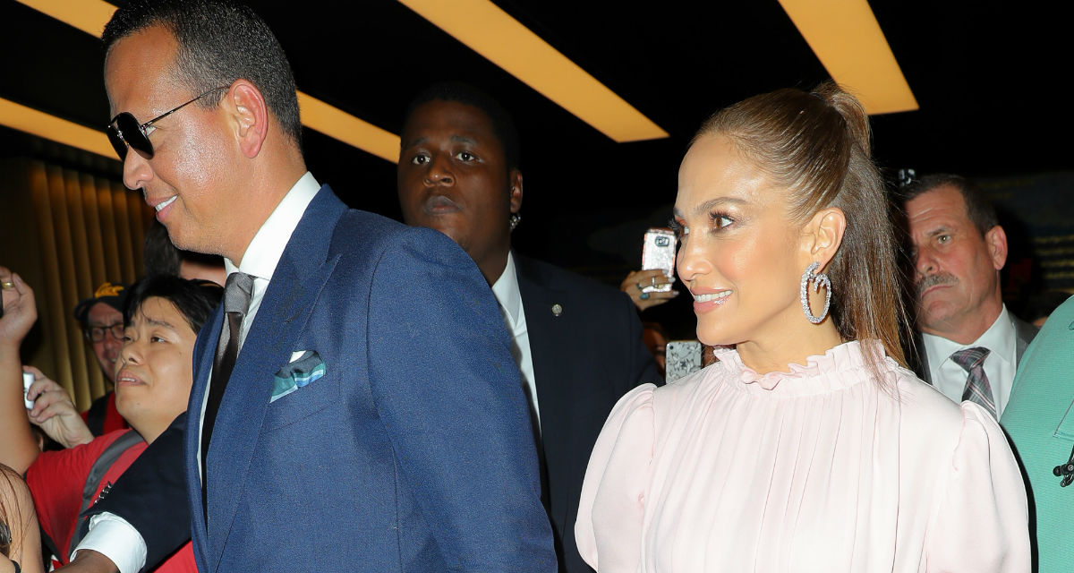 Jennifer Lopez prkosi godinama u ružičastoj haljinici s perjem