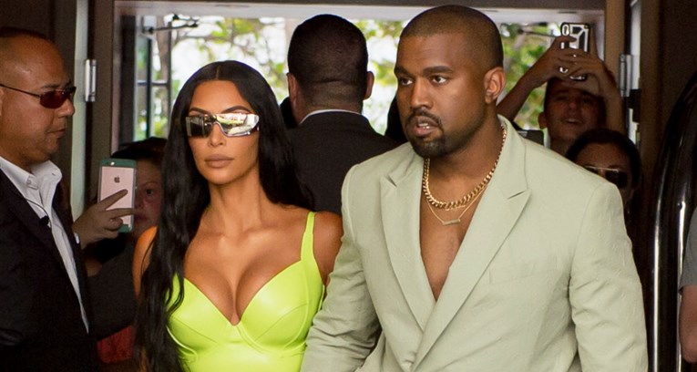 Kanye West ima urnebesno opravdanje za premale natikače koje je nosio na svadbi