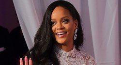 Rihanna oduzima dah u bijelom čipkastom kombinezonu s ogromnom mašnom