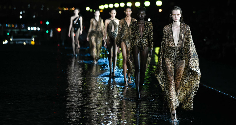 Na reviji modne kuće Saint Laurent modeli su hodali po vodi