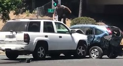Kamera snimila nasilnika u pohodu: Zabijao se u aute, razbijao prozore i skakao po krovu