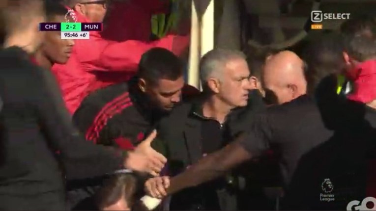 VIDEO Mourinho poludio nakon gola u 96. minuti, držali ga da se ne potuče
