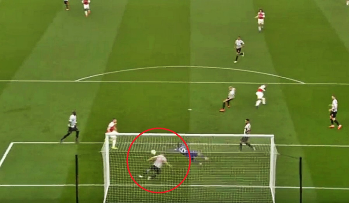 Pogledajte čudesnu obranu glavom napadača Newcastlea protiv Arsenala