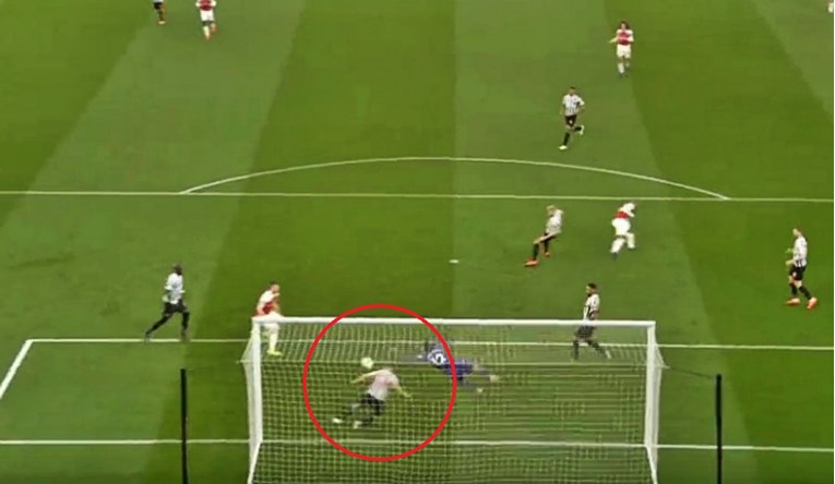 Pogledajte čudesnu obranu glavom napadača Newcastlea protiv Arsenala