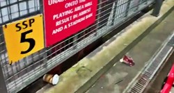 VIDEO Nikome nije jasno otkud ova seks-igračka na Old Traffordu