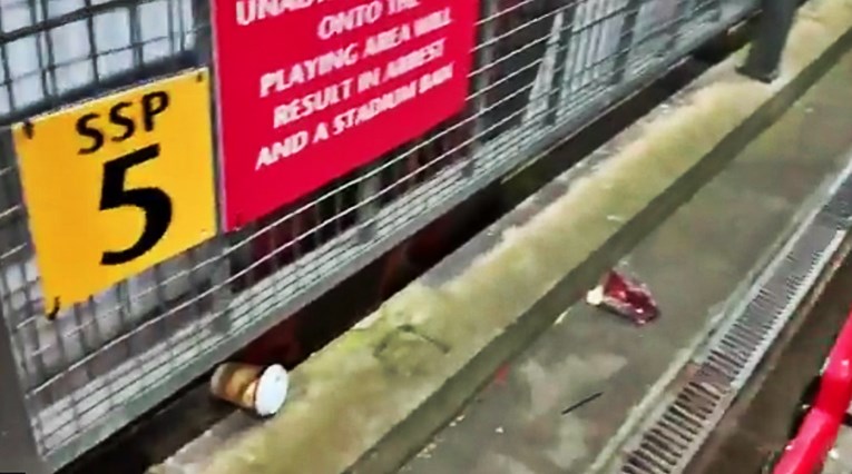 VIDEO Nikome nije jasno otkud ova seks-igračka na Old Traffordu