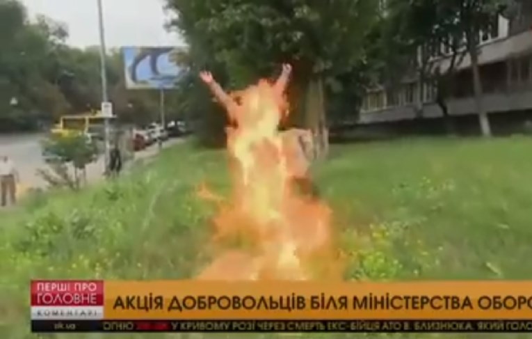 Uznemirujuća snimka: Ukrajinski vojnik polio se benzinom i zapalio