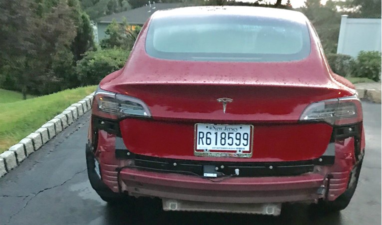 Razočarani vlasnici: Tesla Model 3 se na kiši raspada