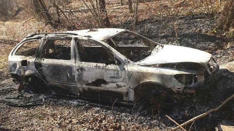 Napao taksista kod Požege, ukrao mu auto pa ga zapalio u šumi