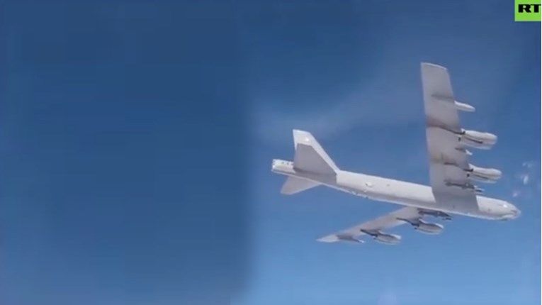 VIDEO Bliski susret ruskog borbenog aviona i američkog bombardera