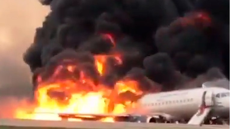 VIDEO Avion prisilno sletio na moskovski aerodrom pa se zapalio