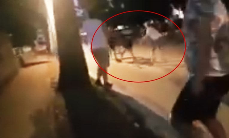 Objavljen video brutalnog napada u Splitu: Taksist mlati turiste?