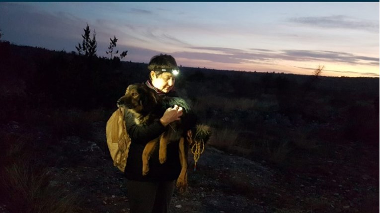Članovi Hrvatske gorske službe spasili odbačenog psa iz jame
