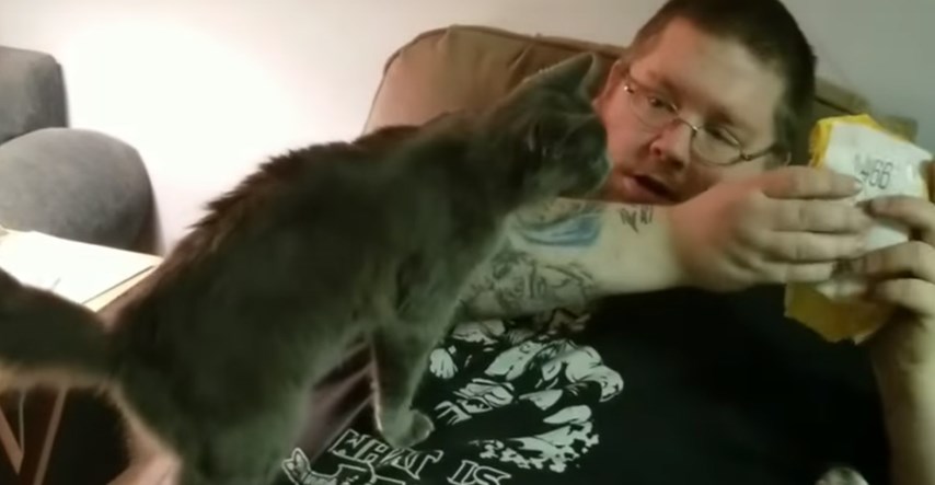 VIDEO Ovaj mačak obožava raditi nešto što je zabranjeno