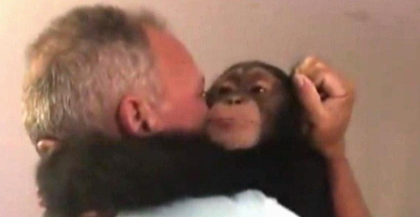 Kada god ugleda svoje spasitelje, ovaj majmun postaje beskrajno sretan