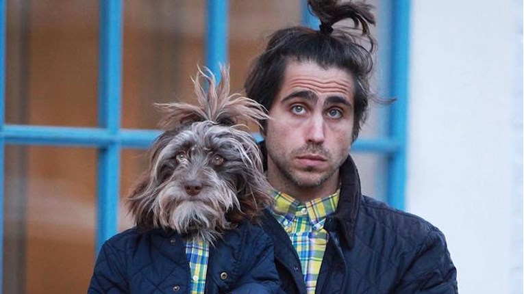 Ovaj čovjek i njegov pas su potpuno isti. Čak se i oblače isto