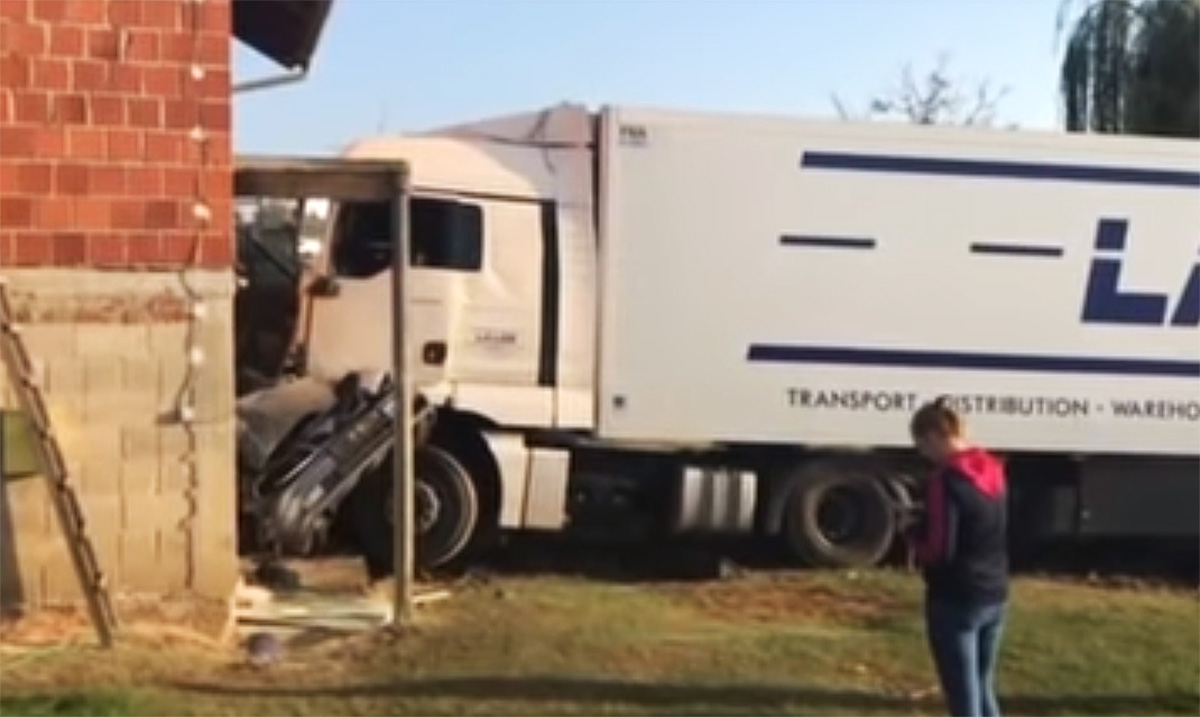 VIDEO Šleperom se zabio u kuću u Svetom Ivanu Žabnom