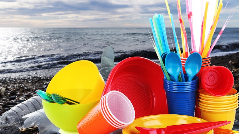 Od 2021. EU zabranjuje plastični pribor za jelo, slamke i štapiće za uši