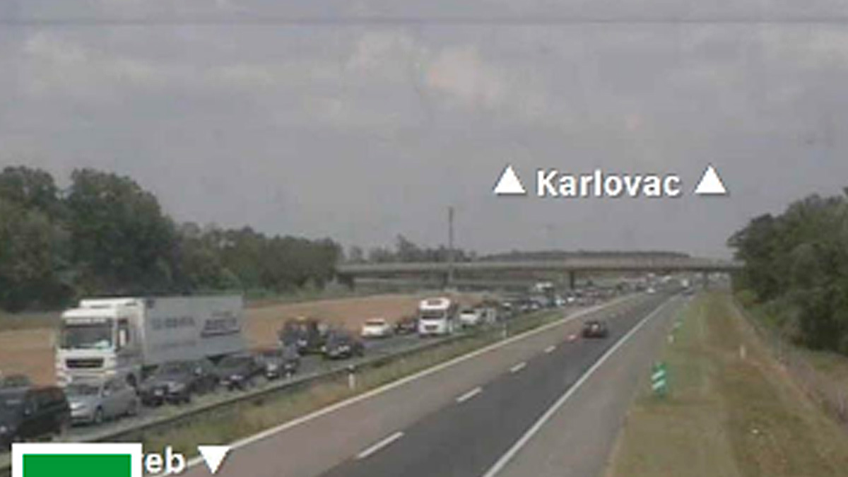 Na A1 kod Jastrebarskog zapalio se auto. Promet usporen