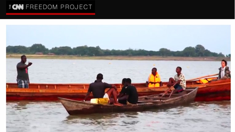 Dok čekaju spas na ganskom jezeru, tisuće djece robova riskiraju svoje živote