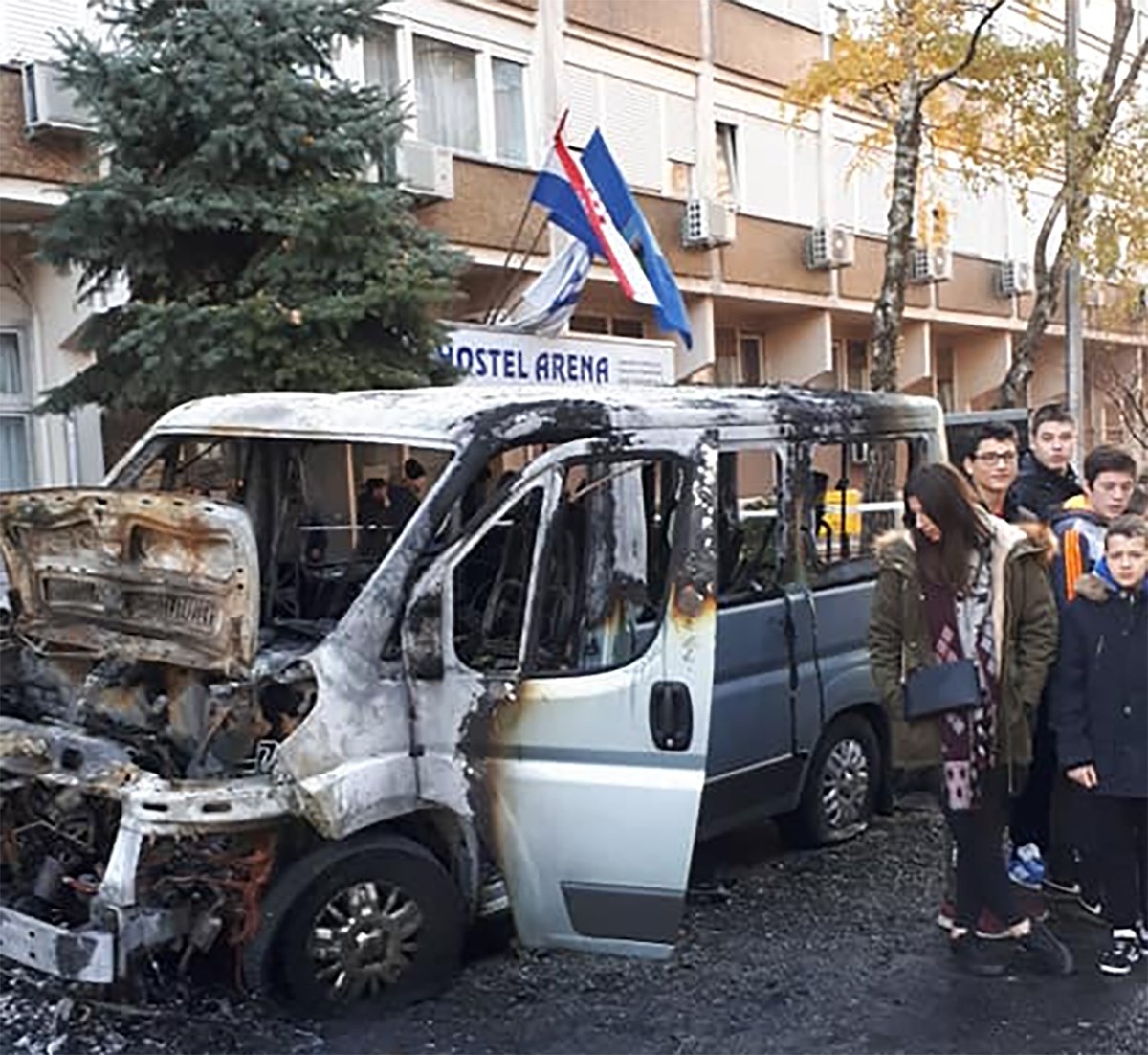 Huligani u Zagrebu zapalili kombi. Njime su djeca iz Vodica došla na turnir