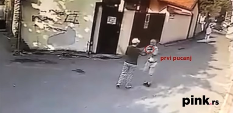 Objavljene snimke likvidacije u Beogradu. Starica hladnokrvno pucala u muškarca
