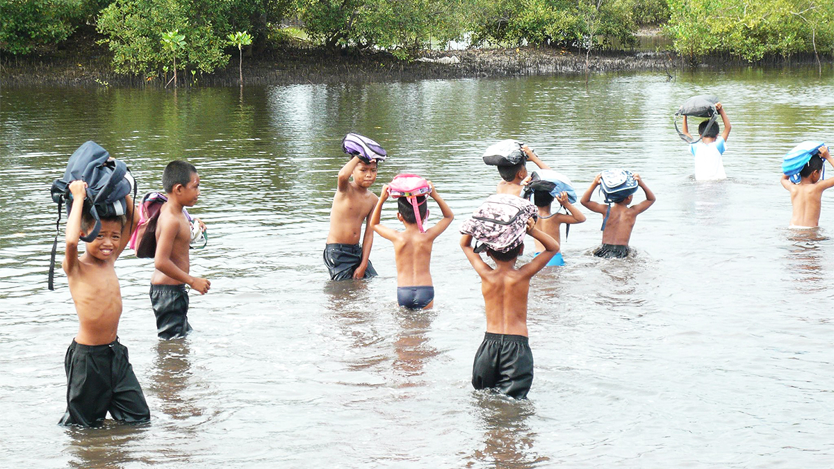 FOTO Mali Filipinci do škole hodaju kroz vodu, a kad je plima - plivaju